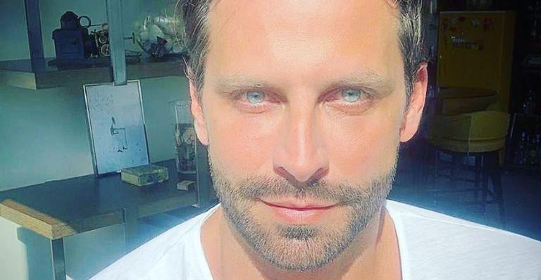 Henri Castelli para tudo ao posar descamisado para novo clique: ”Momentos na beira do mar”