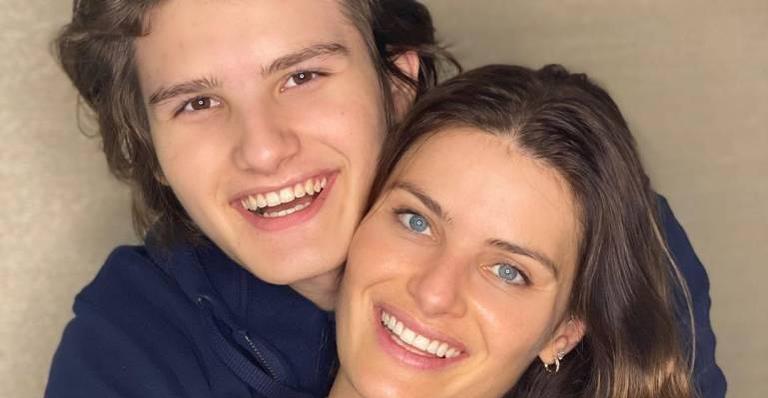 Isabeli Fontana posa com o filho mais velho e fãs ressaltam semelhança: ”Sua xerox”