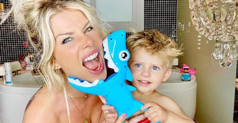 Karina Bacchi curte dia com o filho e encanta web: ”Família linda”