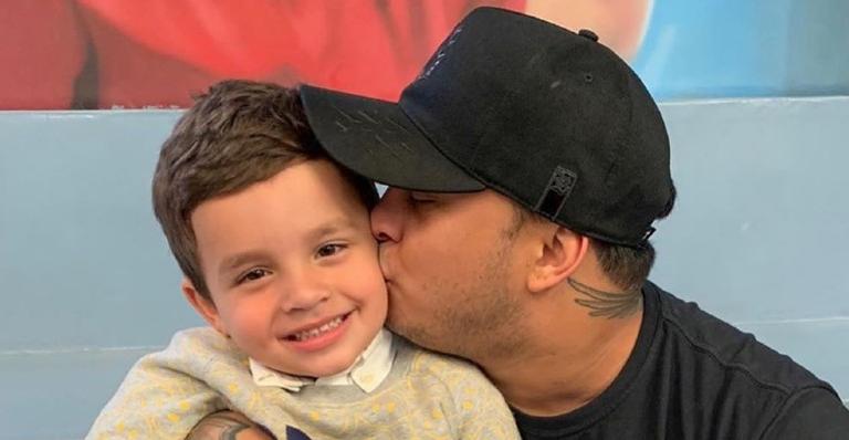 Kauan, da dupla com Mateus, se derrete ao flagrar o primogênito andando de skate