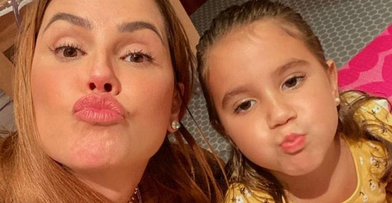 Na academia, Deborah Secco posa com a filha e diverte web: ”Carão, mamãe”