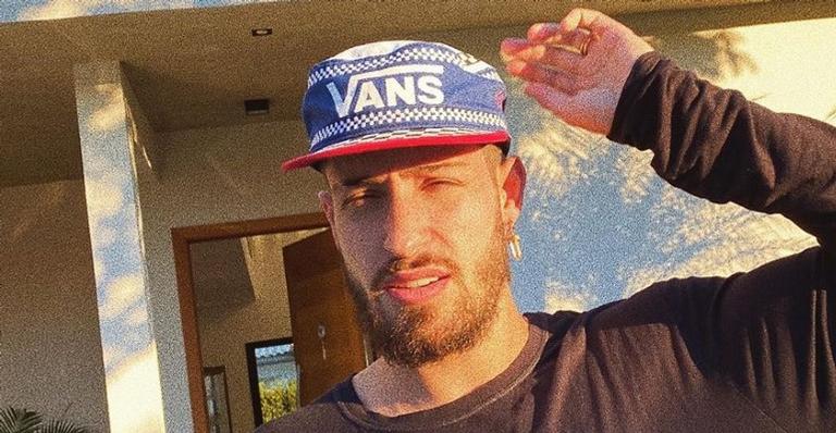 Vinicius Martinez posa sorridente e faz texto motivacional: ”Eu comemoro a vida todos os dias”