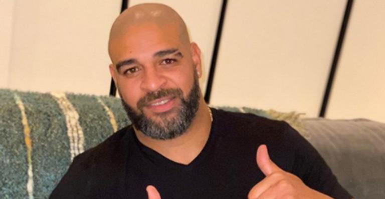 Adriano Imperador apaga fotos com namorada e manda indireta
