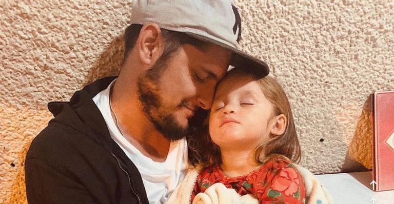 Bruno Gissoni compartilha lindo clique da filha, Madalena, e declara: ”O sol do meu sistema solar”