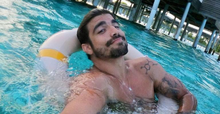 Caio Castro curte dia em caverna com direito a lagoa azul: ”Cuiabá, sua gostosa”