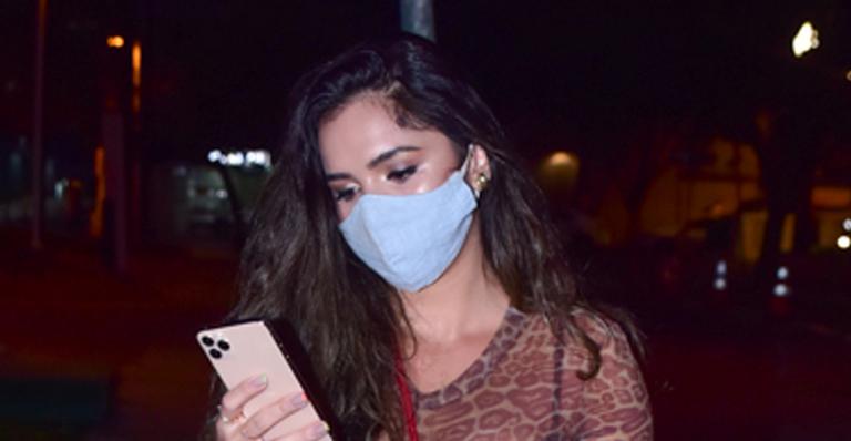 De máscara, ex-BBB Gizelly Bicalho é flagrada em São Paulo