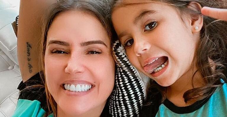 Fofura do dia! Deborah Secco derrete a web com vídeo antigo de Maria Flor se ninando