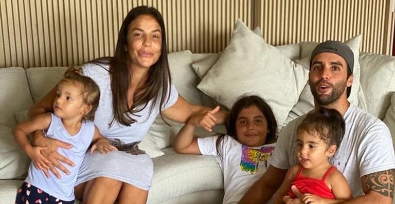 Daniel Cady presta homenagem de aniversário para a mãe com lindo clique das filhas