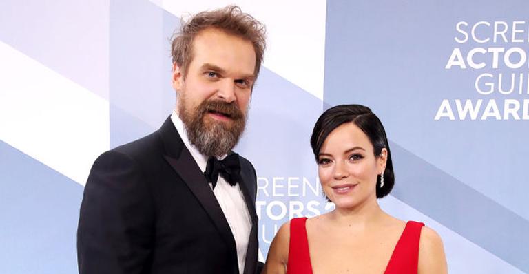 Lily Allen se casa com ator de ‘Stranger Things’ em Las Vegas