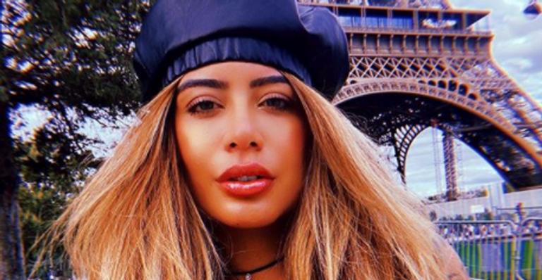 Na Grécia, Rafaella Santos empina o bumbum em clique de biquíni