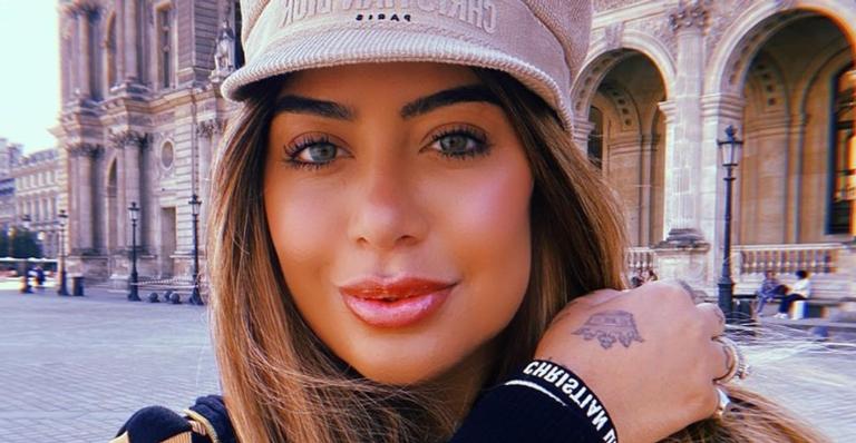 Em Mykonos, Rafaella Santos renova o bronzeado e ostenta corpaço em clique de biquíni