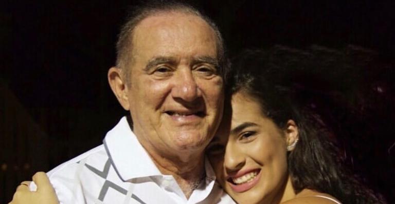 Renato Aragão encanta ao posar com a filha, Livian: ”Com essa lindeza!”