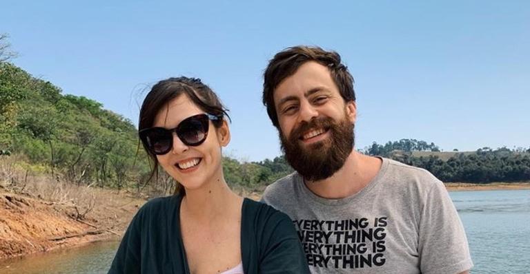 Titi Müller posta clique romântico com Tomás Bertoni e lamenta: ”Saudade de um amasso no boteco”