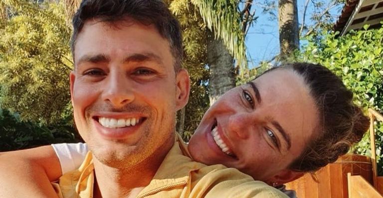 Cauã Reymond e Mariana Goldfarb surgem completamente nus em clique íntimo e ousado