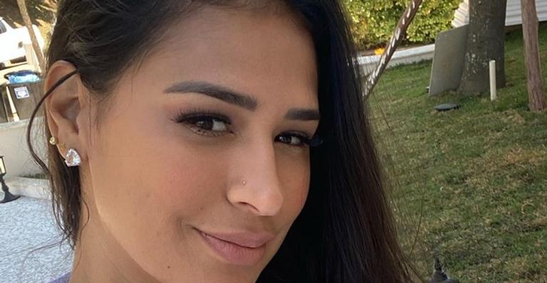 Grávida, Simone Mendes deixa barriguinha em evidência ao posar em elevador de sua mansão