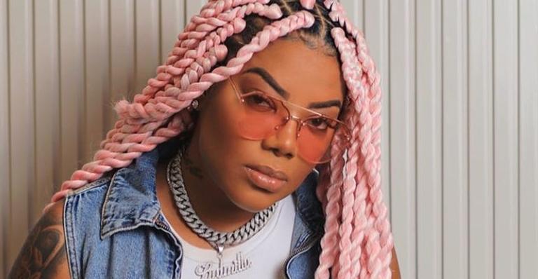 Ludmilla eleva a temperatura da web ao abrir a camisa e deixar sutiã transparente de fora: ”Deusa”