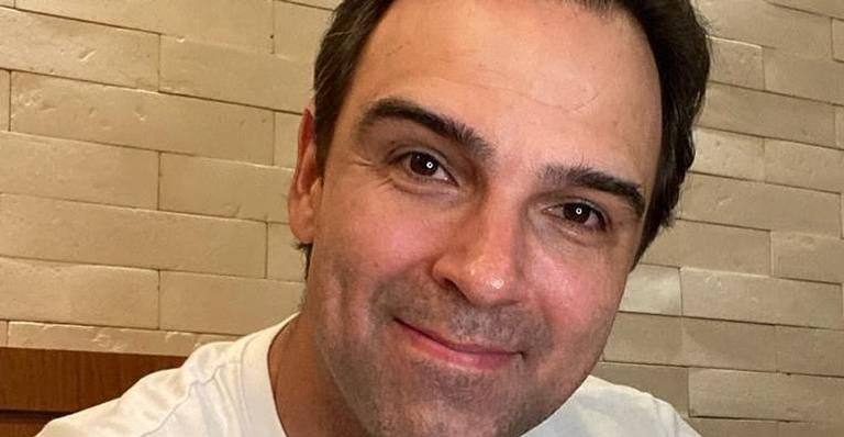 Tadeu Schmidt revela arrependimento ao escolher estampa de máscara: ”Decepção”