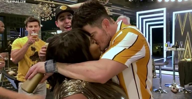 A Fazenda: Na festa, Jojo Todynho e JP Gadelha protagonizam primeiro beijo da temporada