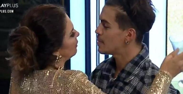 A Fazenda: Paz selada? Luiza Ambiel e Biel fazem as pazes e se abraçam durante a festa