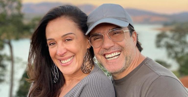 Claudia Raia surge agarradinha com o namorado e encanta web: ”Casalzão”