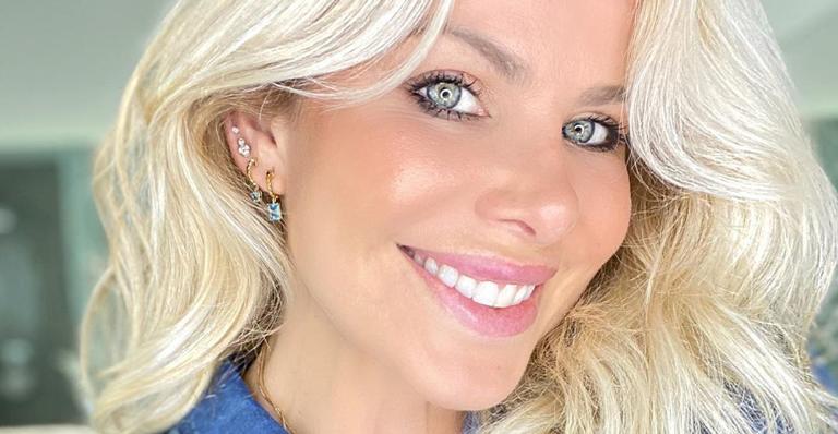 Karina Bacchi se caracteriza de sereia em brincadeira com o filho: ”Mãe sereia”