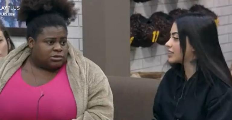 A Fazenda: Jojo Todynho e MC Mirella discutem e clima esquenta: ”Eu tô maluca?!”
