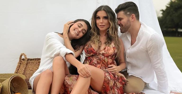 Grávida, Flávia Viana posa em família e exibe barrigão na reta final da gestação: ”Nós 4”