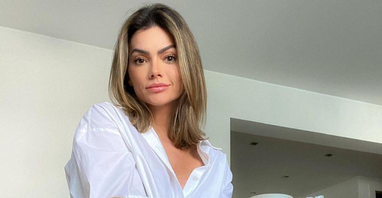 Kelly Key curte dia na piscina e exibe barriga sarada: ”A mãe ta on”