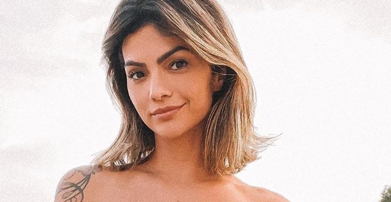 Kelly Key empina o bumbum de biquíni na piscina em clique lindo feito pelo marido