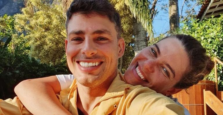 Mariana Goldfarb reposta clique ousado com Cauã Reymond e agita web