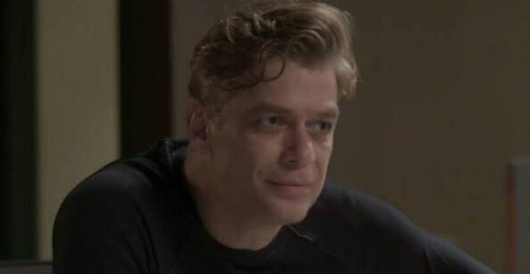 Arthur vai para a cama com outra mulher em ‘Totalmente Demais’