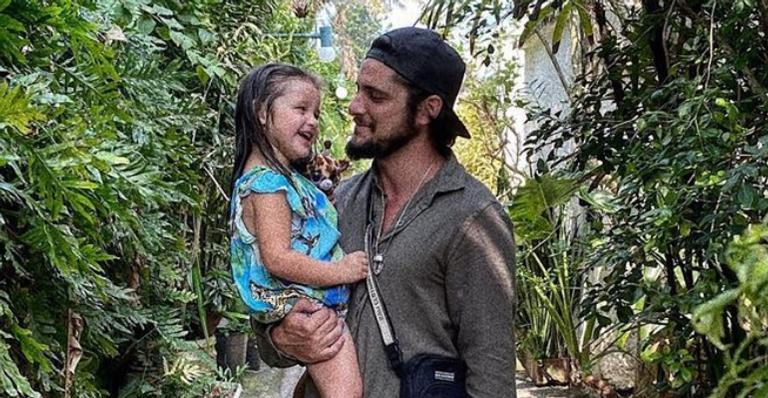 Bruno Gissoni derrete corações com lindo clique em família