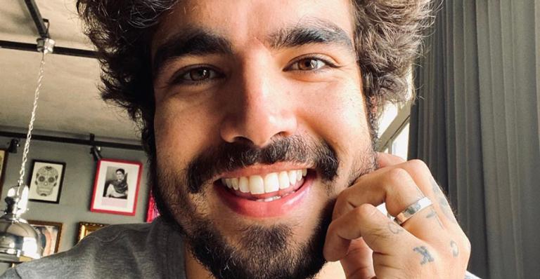 Caio Castro encanta ao posar em paisagem paradisíaca