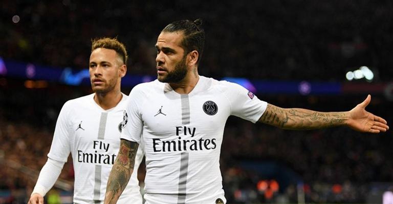 Daniel Alves manda mensagem de apoio para Neymar após ato de racismo
