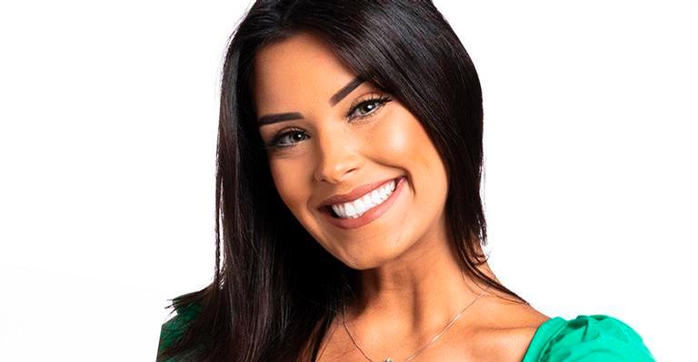 Ex-BBB Ivy Moraes aposta em fio dental e mostra as curvas em praia carioca