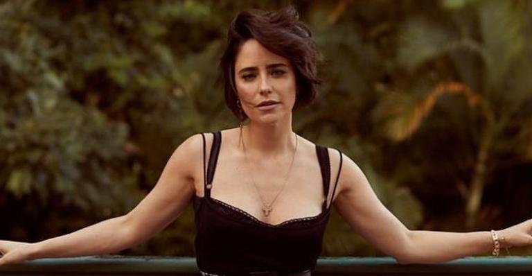 Completando 36 anos, Fernanda Vasconcellos posa sorridente e dispara: ”Viva”