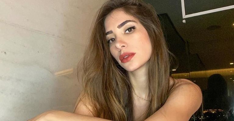 Grávida, Romana Novais posa de biquíni em passeio de barco e dispara: ”Solzinho com a princesa”