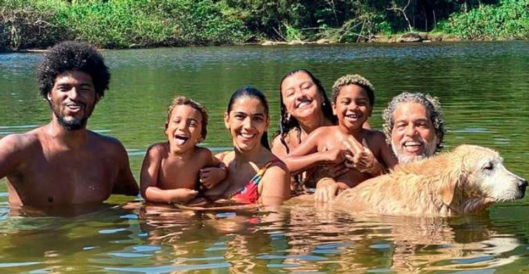 Regina Casé encanta web ao compartilhar lindo registro da filha e do neto