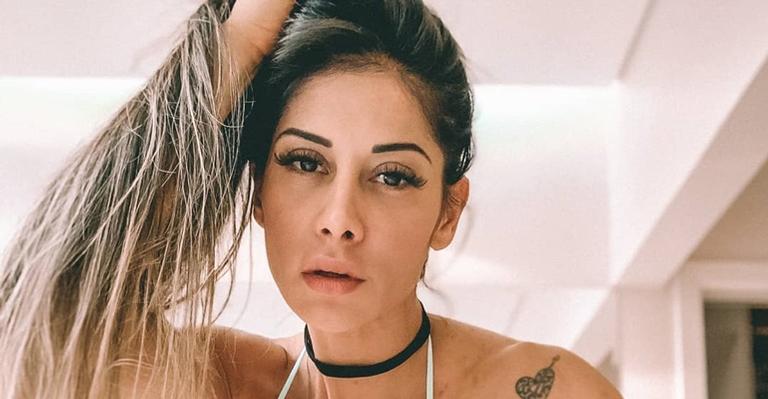Mayra Cardi posa de biquíni, exibe cintura finíssima e coleciona elogios: ”Maravilhosa demais”