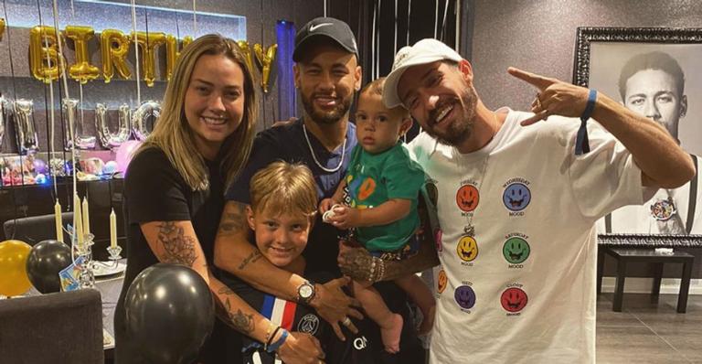 Vinicius Martinez explode o fofurômetro ao comemorar o aniversário do filho e do enteado