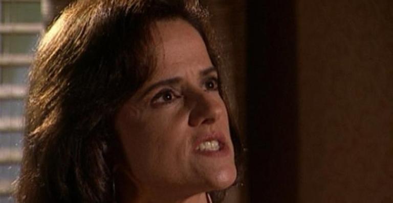 Alma não quer que Edu se envolva com Helena em ‘Laços de Família’