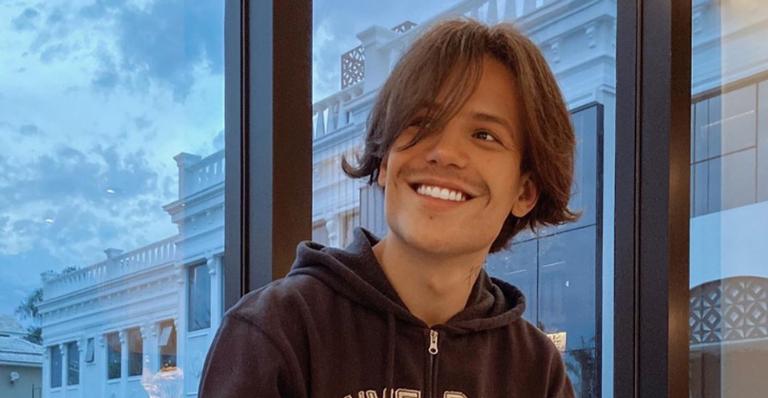 Saulo Poncio tranquiliza seguidores após passar por cirurgia de emergência: ”Indo pra casa”