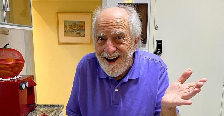 Em vídeo divertido, Ary Fontoura diz que se apaixonou por saco de arroz: ”Rindo pra não chorar”