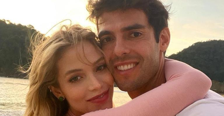 Grávida aos 8 meses, Carol Dias pede ajuda de Kaká para calçar sapatos