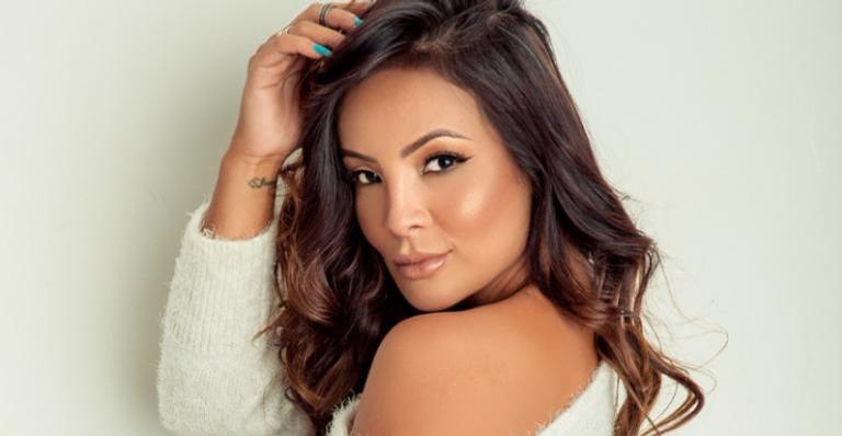 Carol Nakamura sensualiza na piscina e fãs elogiam: ”Que sereia!”