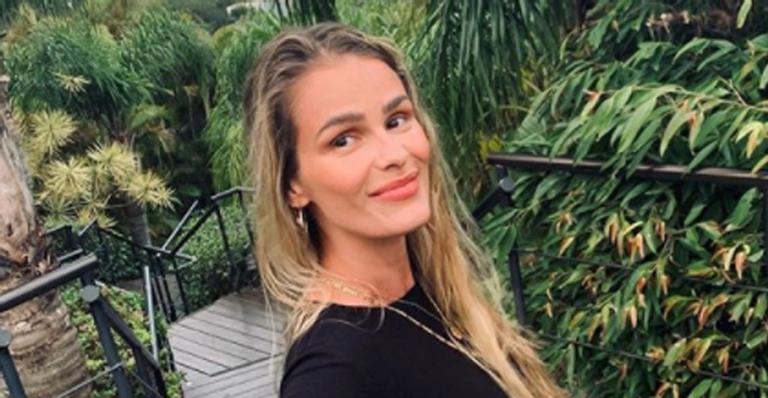 De biquíni, Yasmin Brunet exibe barriga negativa