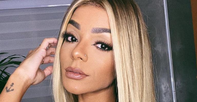 Esposa de Ludmilla ostenta barriga trincada em clique de biquíni com bolsa grifada: ”Corpão”