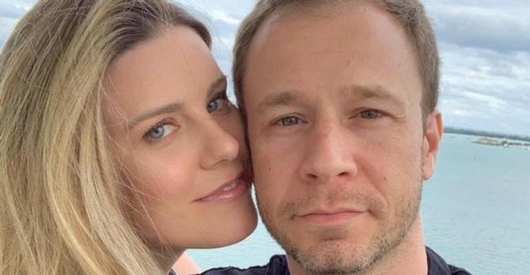 Grávida de sua primeira filha com Tiago Leifert, Daiana Garbin exibe o barrigão de 8 meses