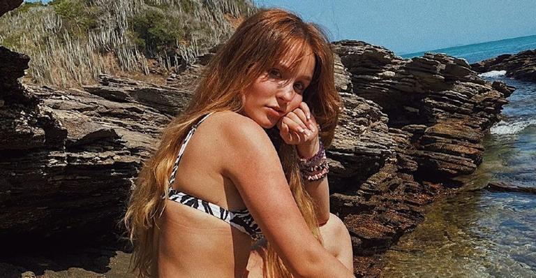 Larissa Manoela publica vídeo jogando altinha na praia: ”Já que agora levo uma vida carioca”