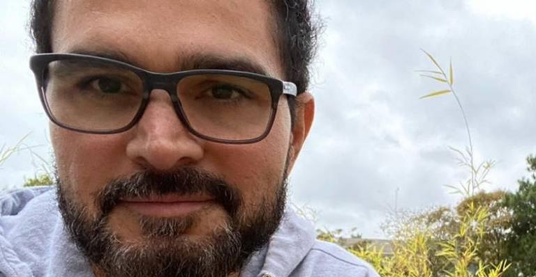 Luciano Camargo relembra foto antiga ao lado do compadre e celebra amizade: ”Meu irmão de coração”
